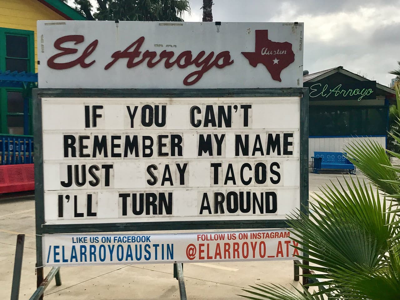 Los juguetones mensajes o bromas hacen referencia a la cotidianidad, el gusto por la comida y/o hechos actuales de cultura pop, política, deportes, conmemoraciones, naturaleza y hasta el clima.