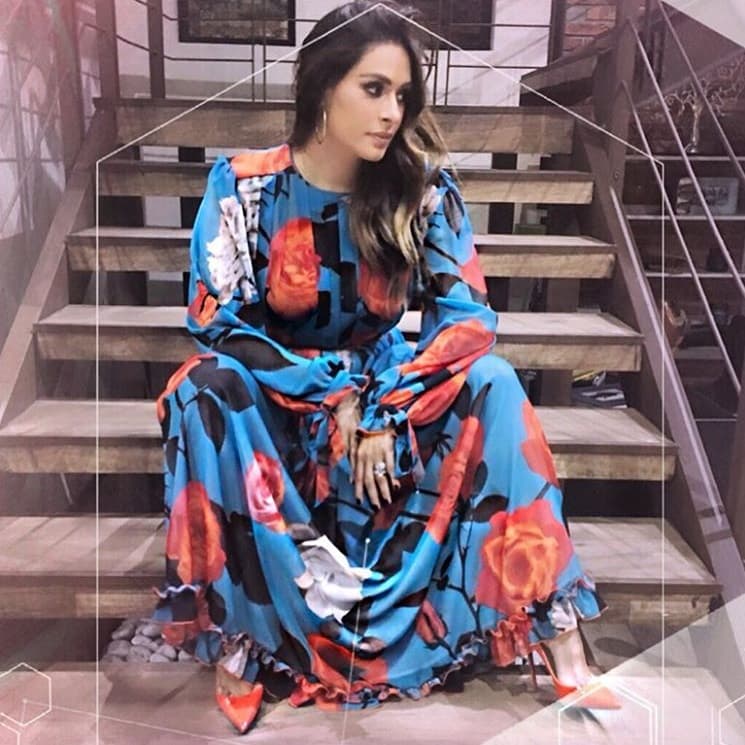 Atrévete como Galilea Montijo a usar los estampados de flores grandes y bellos contrastes.