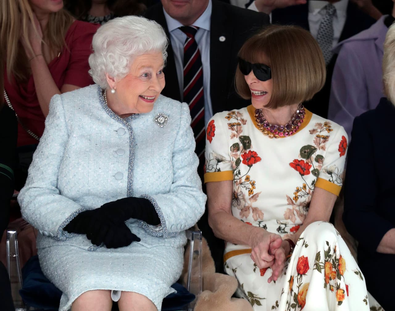 La reina Isabel II llegó en compañía de Anna Wintour, editora jefe de la revista Vogue en Estados Unidos desde hace 30 años.