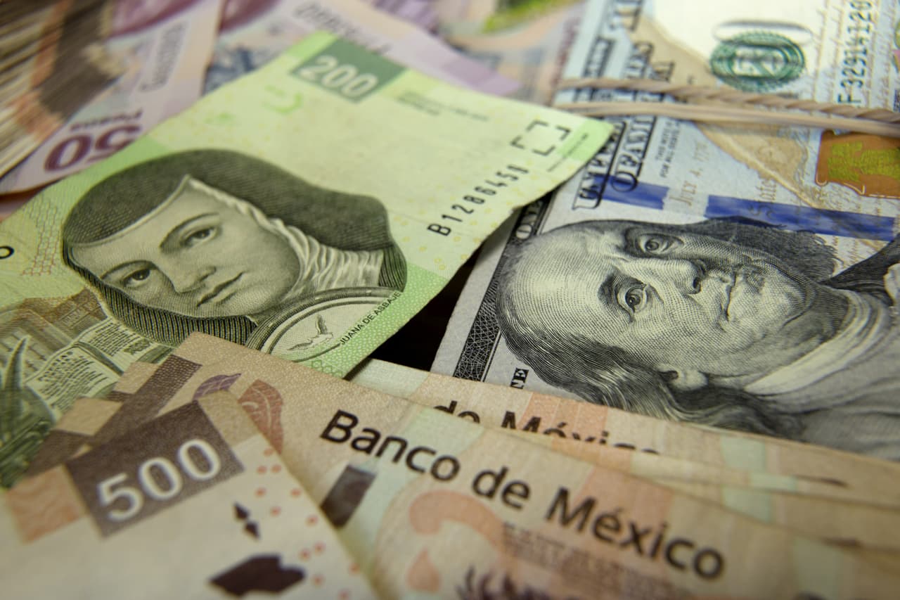 El peso mexicano avanza frente al dólar tras aumento en el precio del petróleo