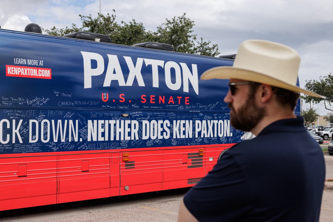 La biografía de campaña de Paxton resalta sus acciones legales contra grandes empresas tecnológicas y compañías señaladas por el manejo de datos personales,
<b>además de su oposición a prácticas corporativas basadas en criterios ambientales, sociales y de gobernanza, conocidos como ESG.</b>
