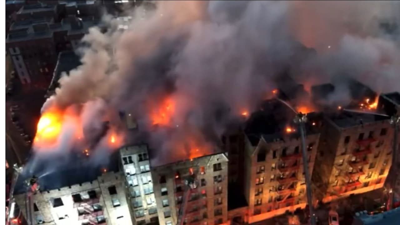 Incendio en edificio de El Bronx deja 7 heridos y decenas de desplazados
