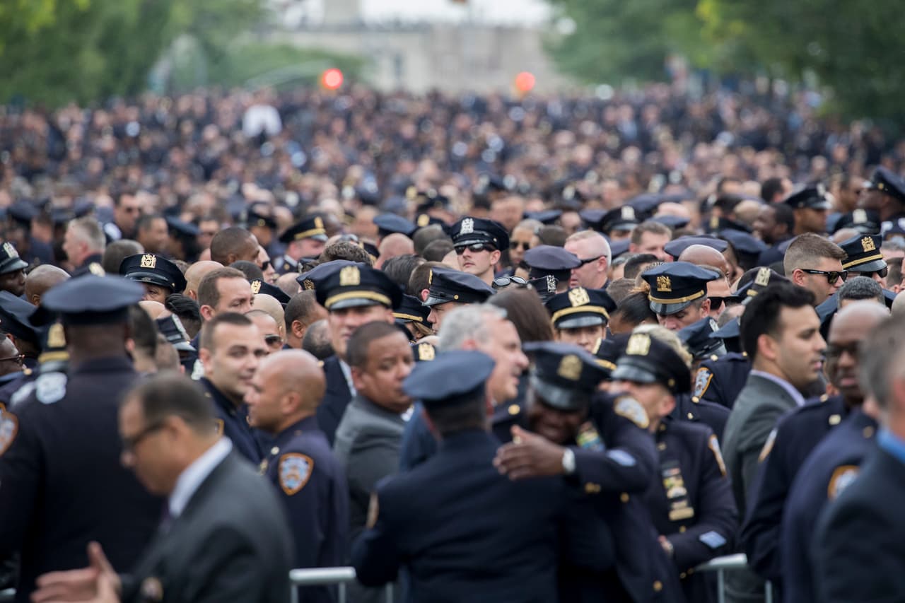 Miles de policías acudieron a despedir a su colega, baleada por Alexander Bonds, de 34 años, en la esquina de la Avenida Morris con la Calle 183 del este, en el vecindario Fordham Heights. (Mary Altaffer/AP)