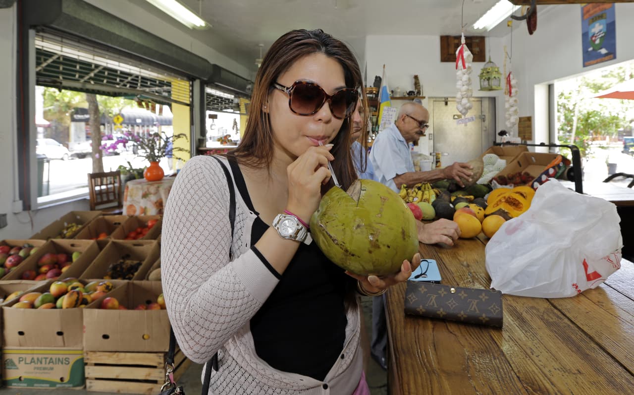 <b>5. Agua de coco</b>
<br>
<br>Estudios publicados en la West Indian Medical Journal demostraron la capacidad del agua de coco de servir como reguladora de la presión arterial, cuando se la consume de manera regular. Esto puede deberse a su alto contenido de potasio y de electrolitos, necesarios para la buena salud del corazón. 
<br>
<br>Estos estudios pueden revisarse 
<a href="https://www.ncbi.nlm.nih.gov/pubmed/15892382 ">aquí</a>.