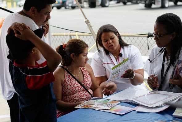 Una de las más populares organizaciones, Enroll America, patrocina ferias de salud y eventos donde el público puede ir a recibir la ayuda gratis de un Navegador para preparar el papeleo para el plan de salud.