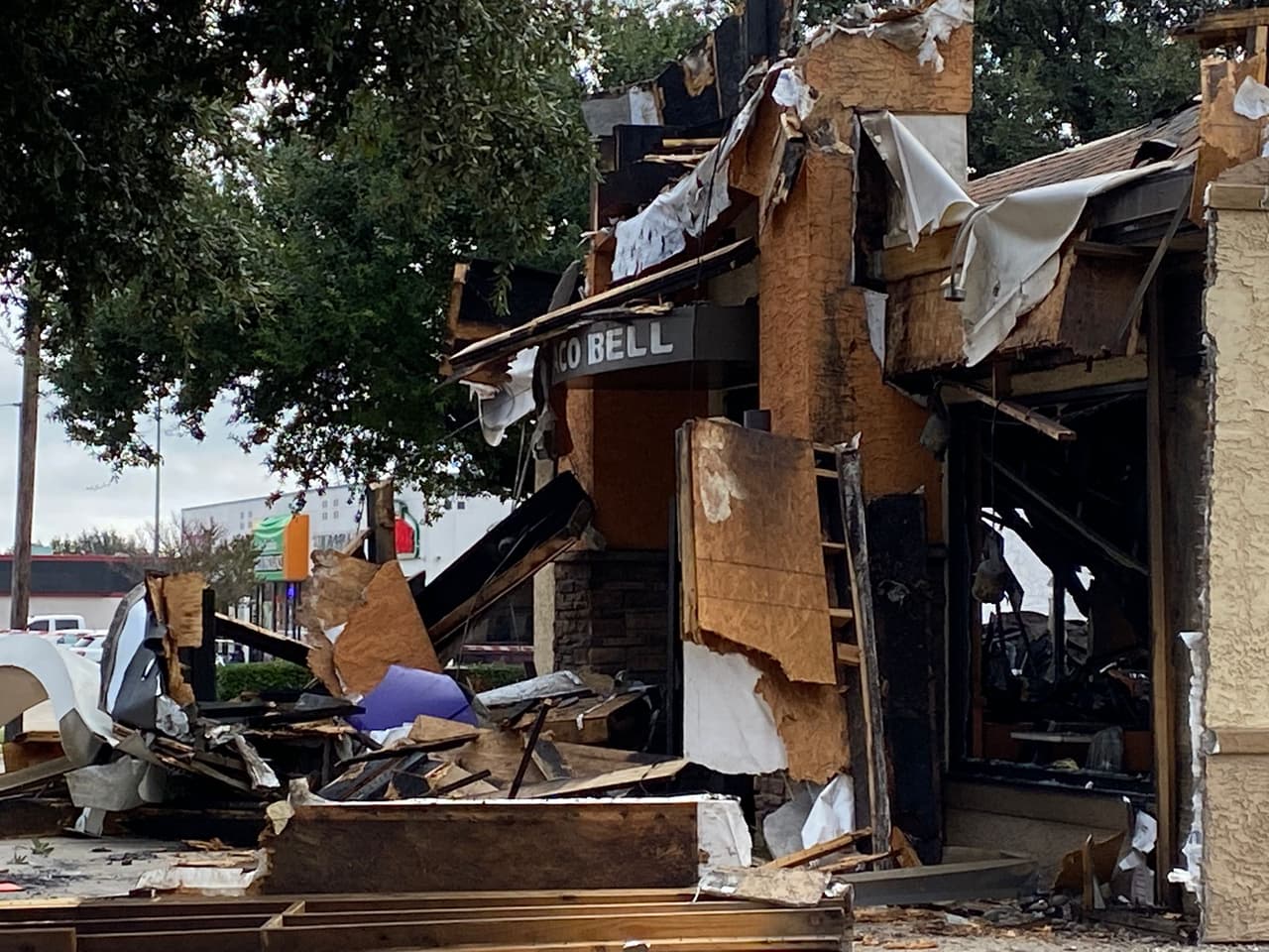 Las paredes y el techo del lugar terminaron destrozadas y en el suelo.