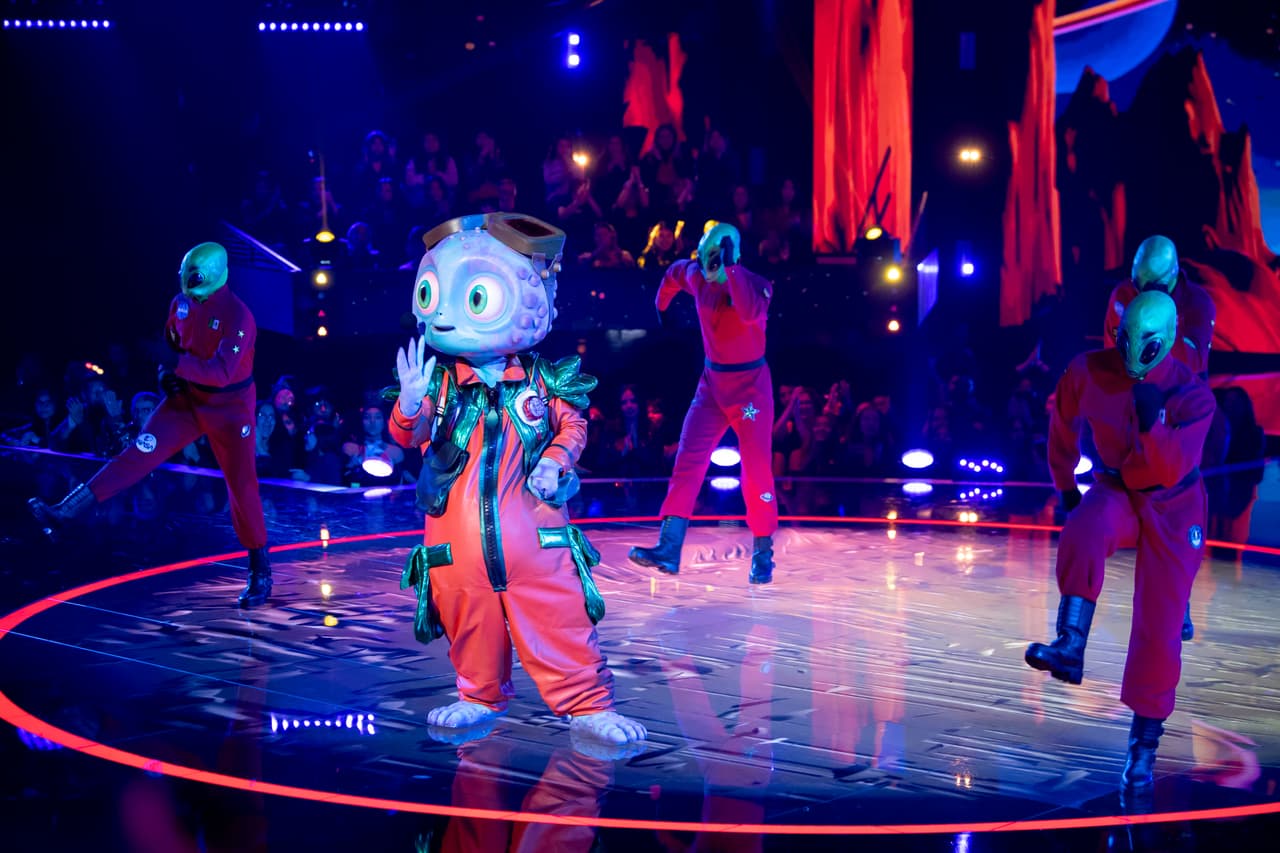 Posteriormente inició el segundo triple combate con un tierno personaje, Bebé Alien.