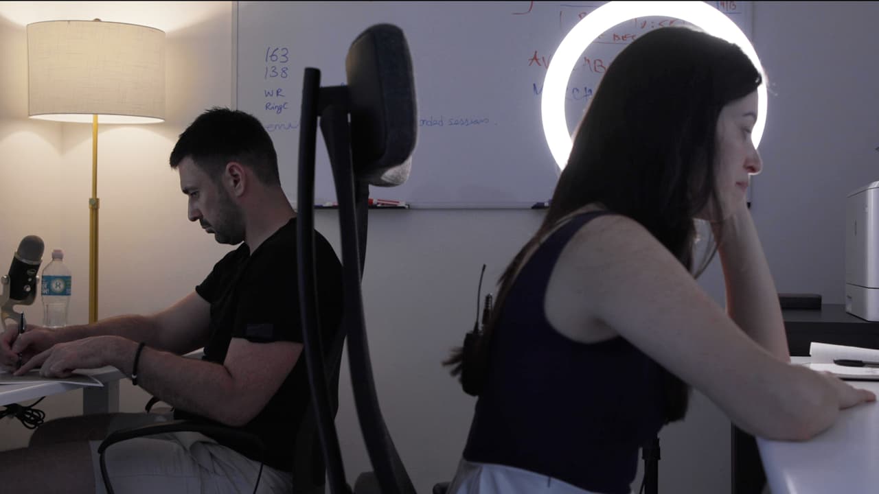 Anisa Mirza y Uros Miljkovic trabajando desde su apartamento en Brickell.