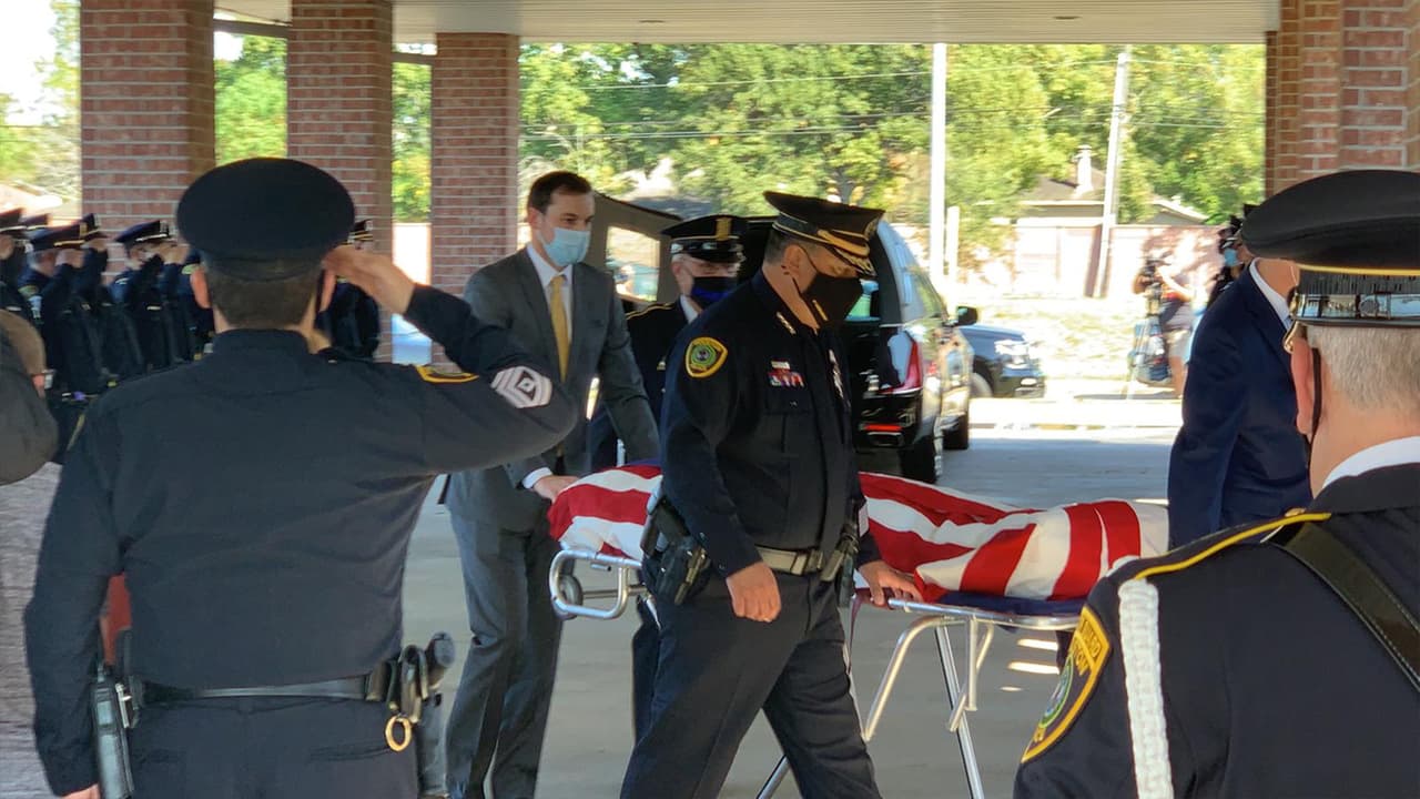 Amigos y compañeros de Sean Ríos, sargento caído de la policía de Houston escoltaron el cuerpo la mañana de este jueves.