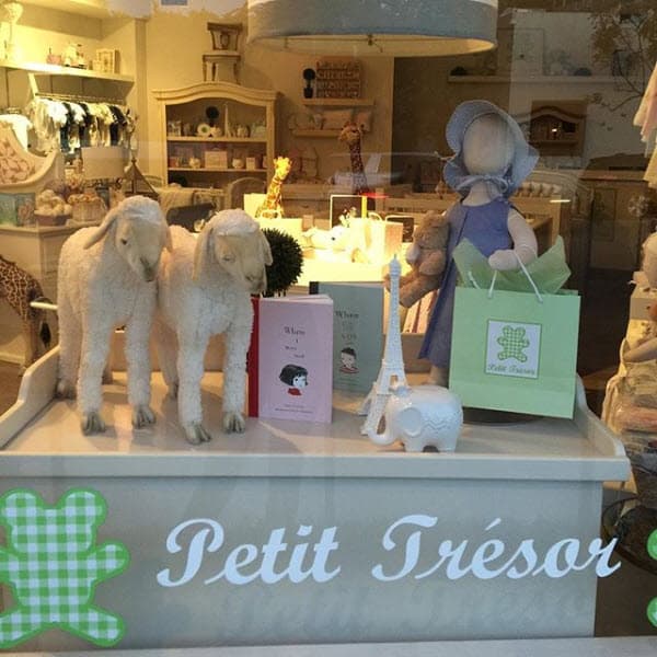 Algunos de los artículos fueron adquiridos en la boutique Petit Trésor, la cual está ubicada en Beverly Hills. Según 
<a href="http://peopleenespanol.com/mamas-y-bebes/los-regalos-del-principe-louis/">People en Español</a>, este lugar es de los favoritos de las mamás famosas, pues varias estrellas han puesto ahí la lista de regalos para sus hijos, tal es el caso de Jennifer López.