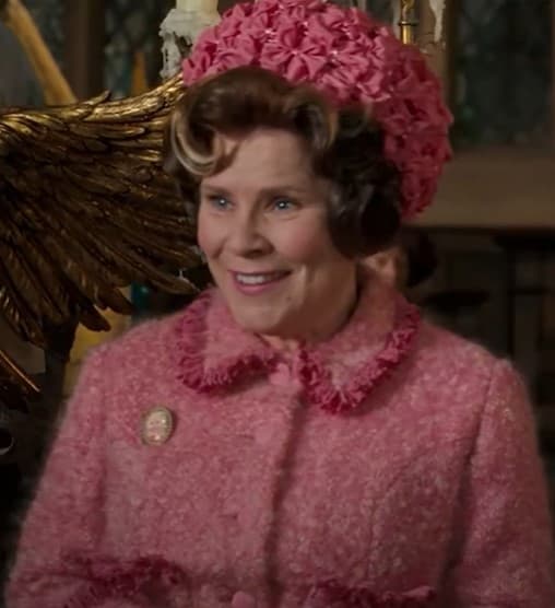 <a href="https://www.univision.com/entretenimiento/cine-y-series/personajes-de-harry-potter-que-no-son-el-villano-principal-pero-incluso-los-odiamos-mas">Dolores Umbridge no es el villano principal de Harry Potter, pero ha sido odiada aún más</a> que el mismísimo Voldemort. Pero, ¿qué tanto ha influido su característica vestimenta rosada en estos sentimientos? Sigue leyendo para enterarte de este y otros 10 secretos que esconden los vestuarios de las películas.