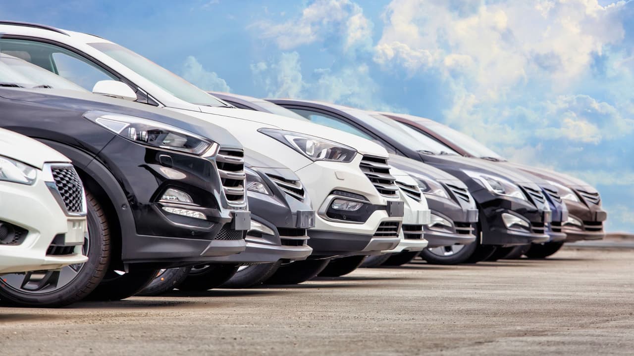 Aunque
<b> los robos de vehículos han disminuido en Texas en 2025</b>, ciertos modelos siguen siendo blanco de los delincuentes, especialmente en el norte del estado.
<b>Las camionetas y autos deportivos de alto rendimiento</b> no dejan de ser
<b>los más codiciados</b>.