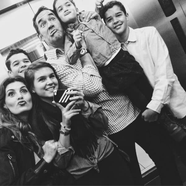 La familia Santamarina Villanueva está formada por siete miembros: 
<b><a href="http://www.univision.com/temas/mayrin-villanueva">Mayrín</a></b> y 
<b><a href="http://www.univision.com/temas/eduardo-santamarina">Eduardo</a></b> a la cabeza, los gemelos Roberto y Eduardo, Sebastián, Romina y la pequeña Julia.