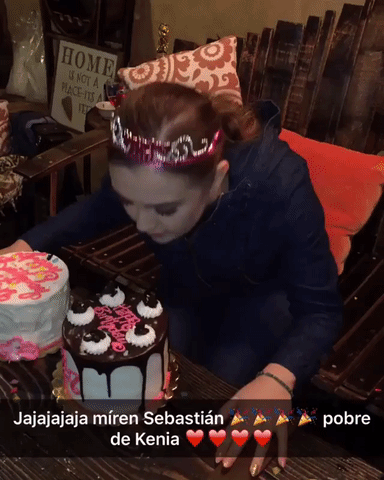 Pero no sería la primera vez que sus seguidores cuestionan el actuar de sus hijos. En un video que publicó en Instagram, en el que se ve a su hijo empujar a la pareja del cantante, Kenia Ontiveros, a un pastel de forma violenta, los comentarios que pusieron en duda la educación de su hijo hizo que la furia del cantante se derramara.