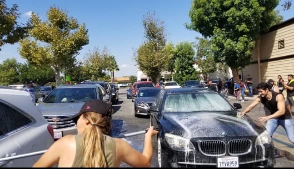 Largas filas de autos se formaron para ser lavados, muchos no lo necesitaban, pero el chiste era apoyar a la causa y al final el carwash fue todo un éxito.