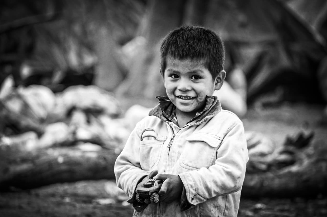 Al no conseguir su propósito, impuso una nueva regla que cambió parte de la política de asilo vigente desde 1980: con excepción de Menores No Acompañados (UAC) y mexicanos, el resto de migrantes que llegan buscando asilo serán procesados de igual forma, pero deberán esperar en México la resolución de sus casos en las cortes de inmigración estadounidenses.