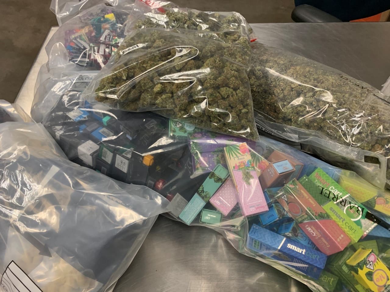 De acuerdo con un comunicado de prensa, detectives comenzaron la investigación para identificar a los sospechosos involucrados y fueron capaz de hacer numerosas compras encubiertas de estos sospechosos.
<br>