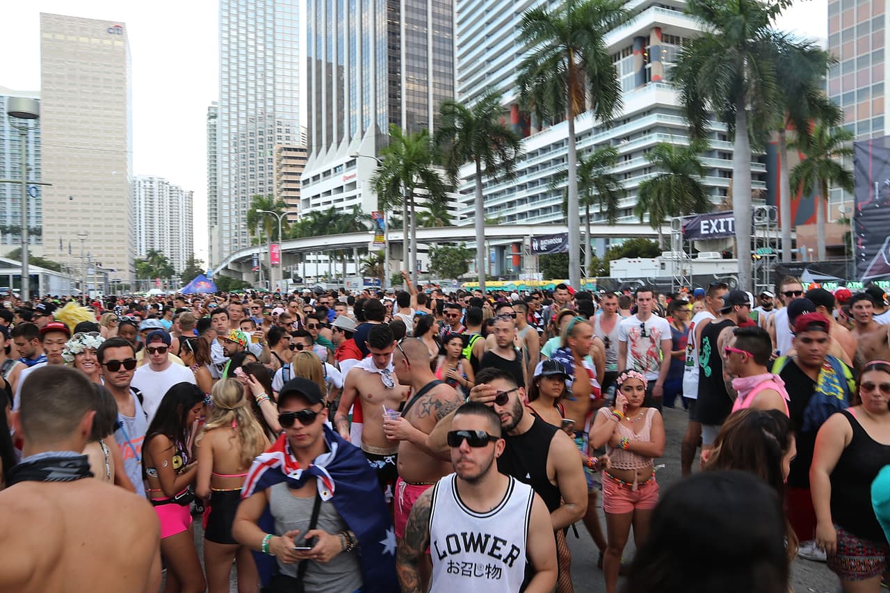 La Comisión de la ciudad de Miami votó hoy 3-2 a favor del regreso del popular festival de música electrónica. Según las primeras informaciones, se dieron cambios en el contrato inicial entre la ciudad y el festival.
<br>