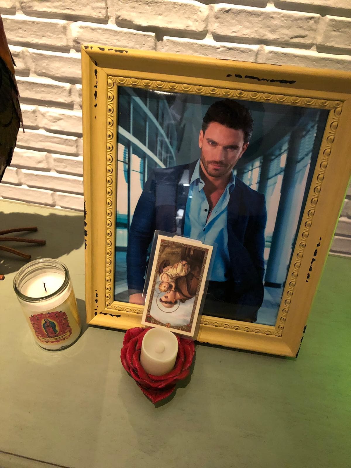 Aquí la muestra del pequeño altar que Mela ha montado en honor del actor, con una fotografía, velas y la imagen de San Antonio de cabeza.