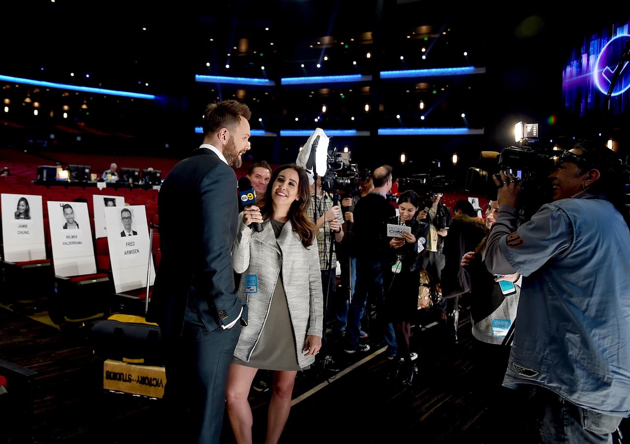 El conductor de la edición 43 de estos galardones, Joel McHale, se dedicó a realizar bromas pues no reveló niguna de las sorpresas de la noche.