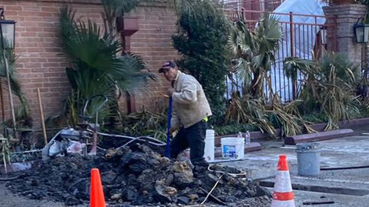 "Los trabajadores están listos durante el congelamiento de Texas. Si necesita ayuda y desea hablar con un plomero, se cuenta con una línea directa para llamar a plomeros, 713-999-6829", indicó el sindicato de plomeros.