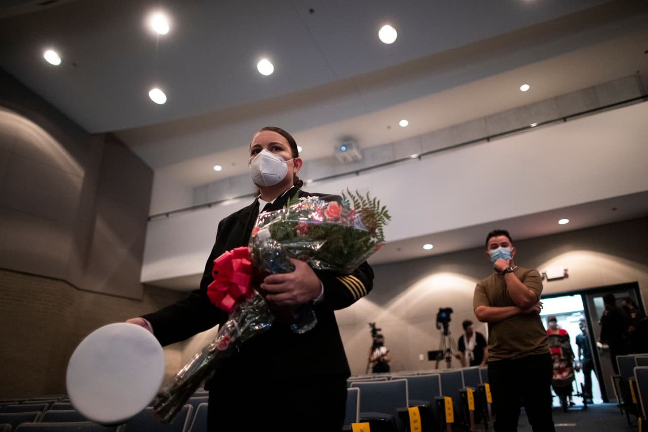 Varios miembros de la fuerza pública se hicieron presentes para rendir un homenaje póstumo a la memoria de Vanessa Guillén. El entierro de Guillén se realizará en una ceremonia privada en un cementerio de Houston.