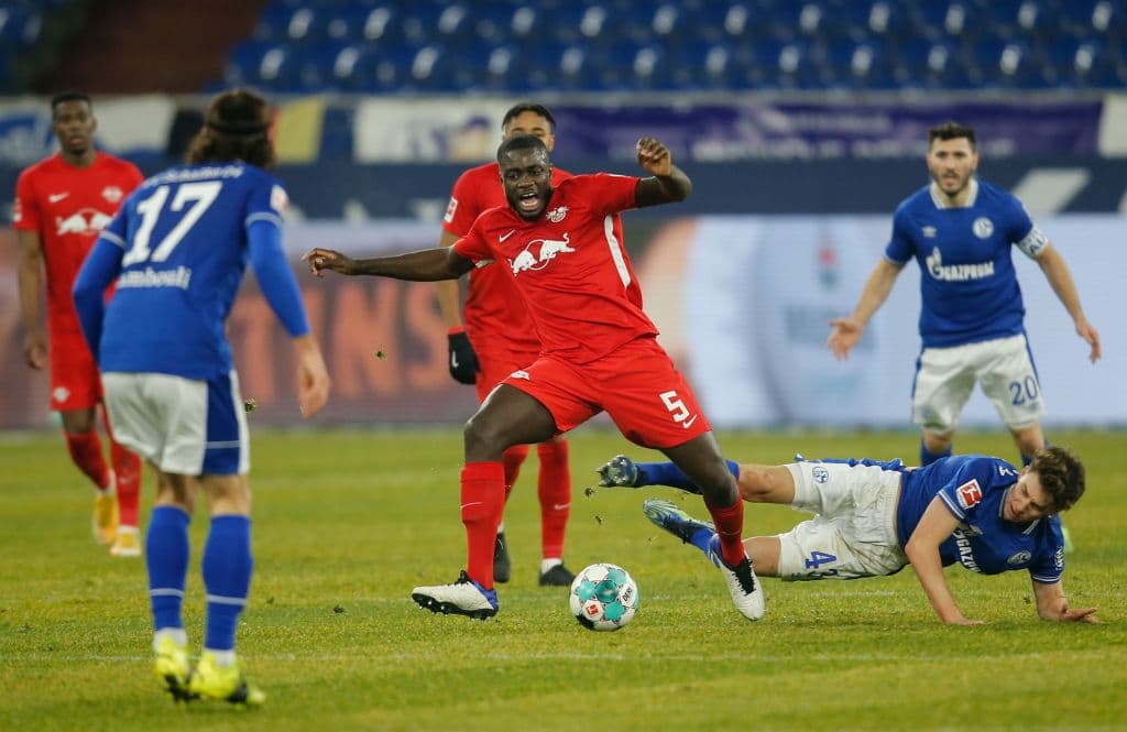 RB Leipzig no baja los brazos en la competición y llegó a 41 puntos tras vencer 0-3 al Schalke 04 con goles de Mukiele (45+3’), Sabitzer (73’) y Orban (87’); los de Nagelsmann se quedan a 7 puntos del Bayern, líder de la Bundesliga.