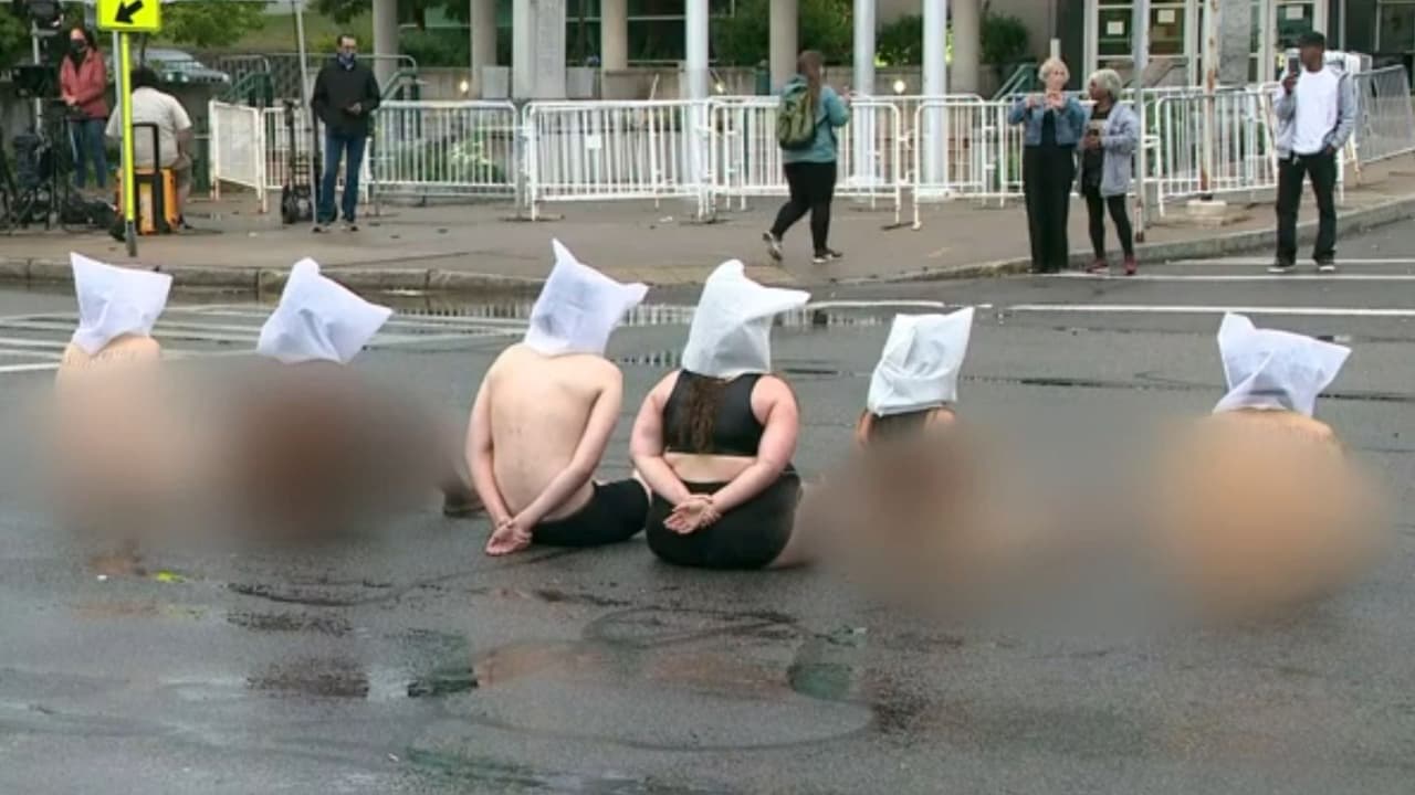 Desnudos y encapuchados, así protestan la muerte de Daniel Prude en Rochester
