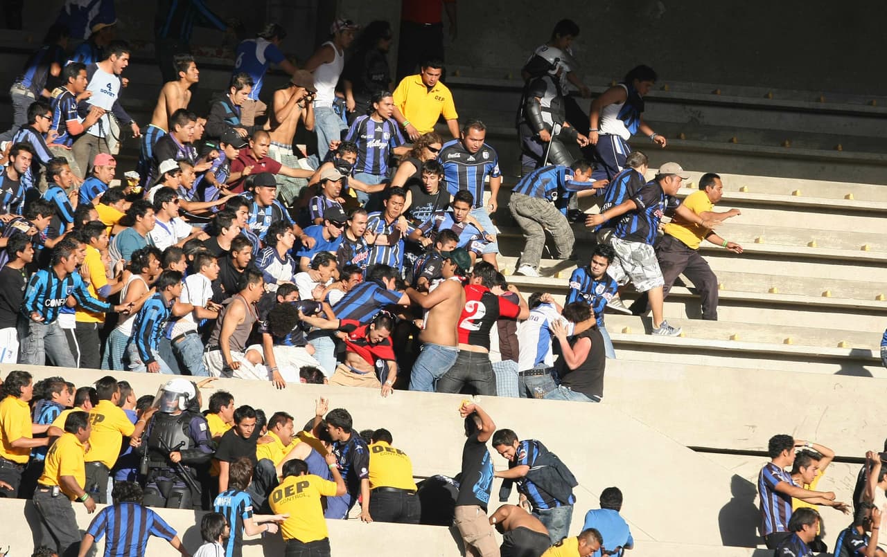 Esta pelea se dio durante el partido donde los aficionados se dieron con todo y hubo más de 30 detenidos y varios heridos.