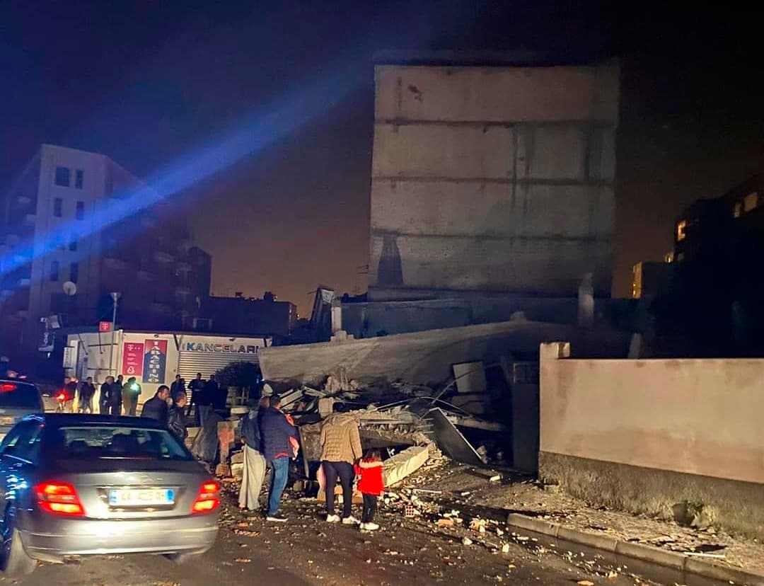 El primer ministro, Edi Rama, se desplazó inmediatamente a la ciudad costera de Durres, la más afectada por el terremoto, que entretanto ha tenido varias réplica.
