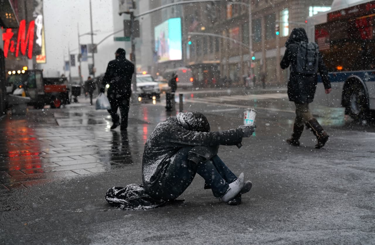La gran manzana comienza a recibir la fuerte nevada el miércoles en la mañana. Cientos de escuelas en Nueva York han sido cerradas.