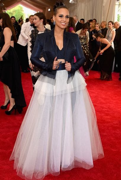 En resumen. Tubo, mini, maxi, campana e irregular, con sus variantes, son las faldas básicas que deberías incluir en tu clóset, para estar lista para eventos de noche, de día, formales e informales, en cualquier estación del año. ¿Ya tienes las tuyas?