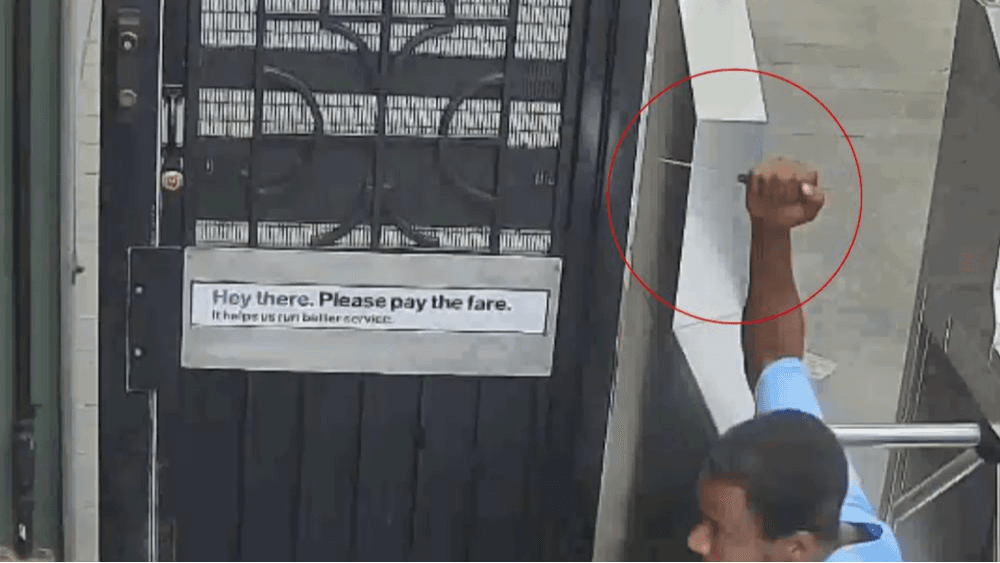 Hombre es arrestado en relación al acuchillamiento de una mujer en subway de Nueva York