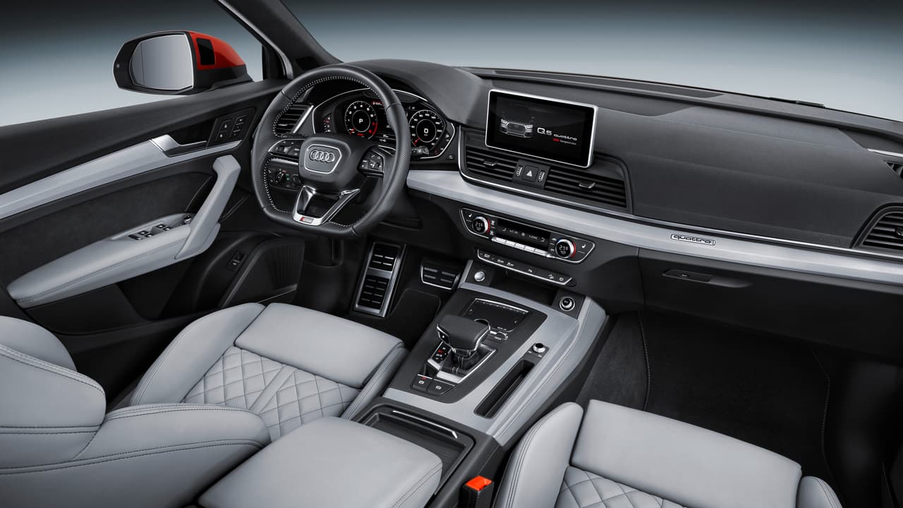 El interior del Q5 2018 es sumamente amplio con capacidad para cinco pasajeros. Como es costumbre en los rediseños de Audi, el tema del diseño interior de la Q5 es una evolución del diseño del vehículo que reemplaza, lo que en este caso quiere decir que la nueva camioneta de temas horizontales que ponen un gran énfasis en la sensación de amplitud. 
<br>
