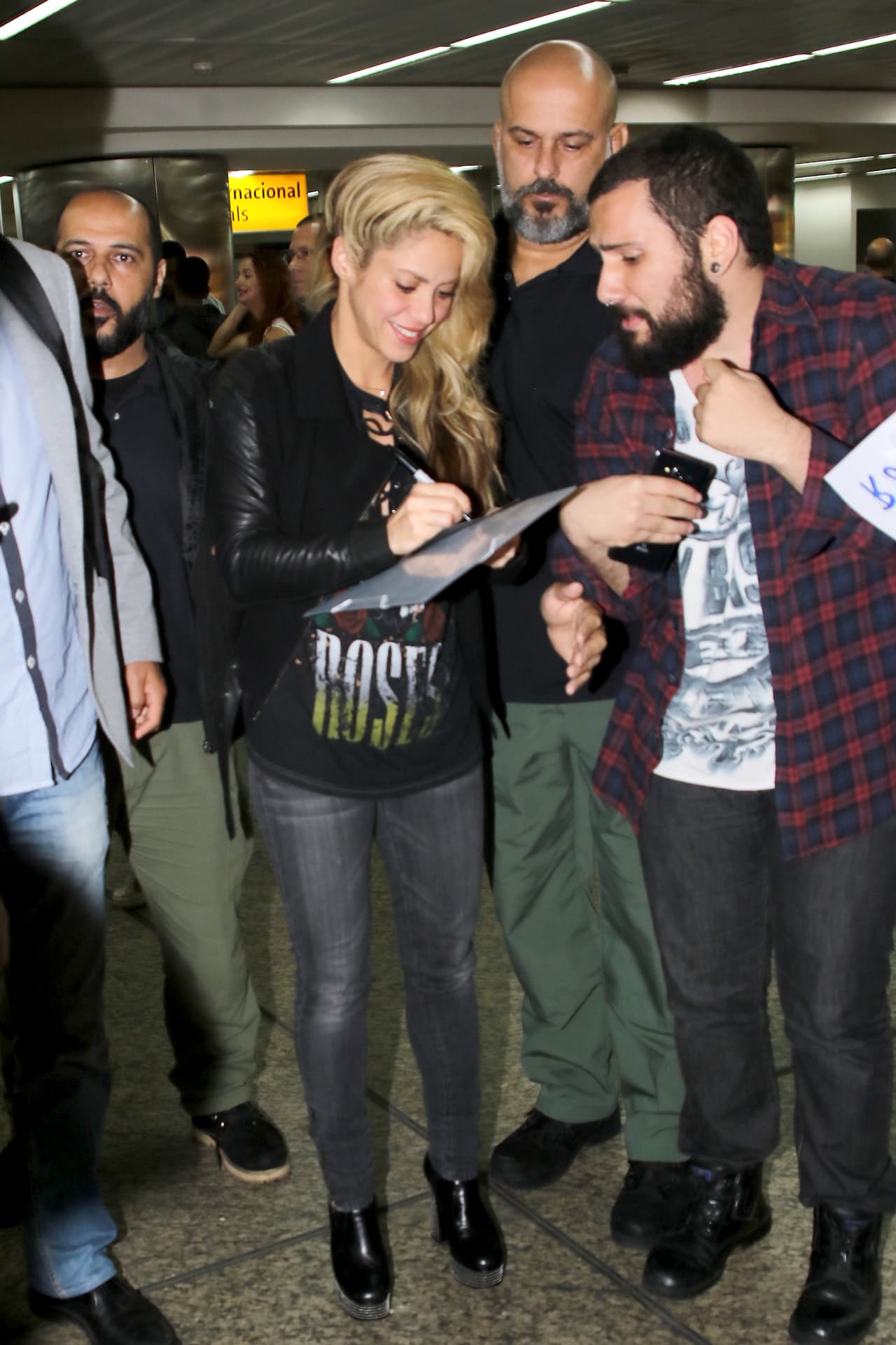 Mira qué emoción de este chico.