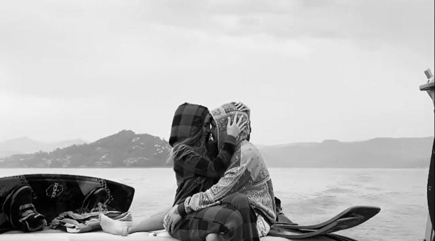 "Estoy feliz y muy, 
<b><a href="https://www.univision.com/shows/el-gordo-y-la-flaca/portate-bien-ratoncita-la-recomendacion-que-lili-hace-a-belinda-tras-confirmarse-noviazgo-con-christian-nodal-video" target="_blank">muy enamorada</a></b>", reconoció. 
<br>