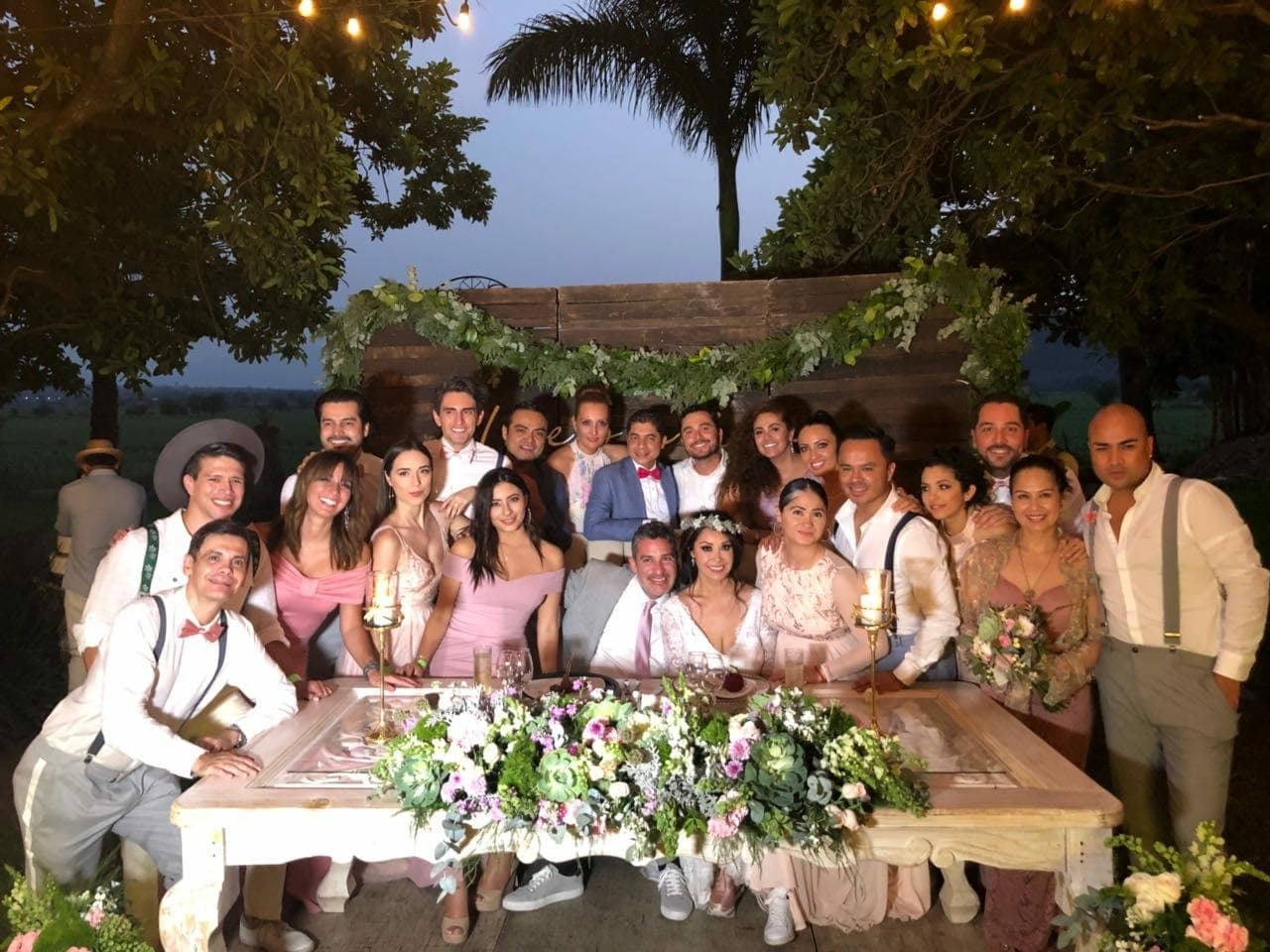 Los esposos rodeados de amor. Addis y León tuvieron la boda que tanto habían soñado.