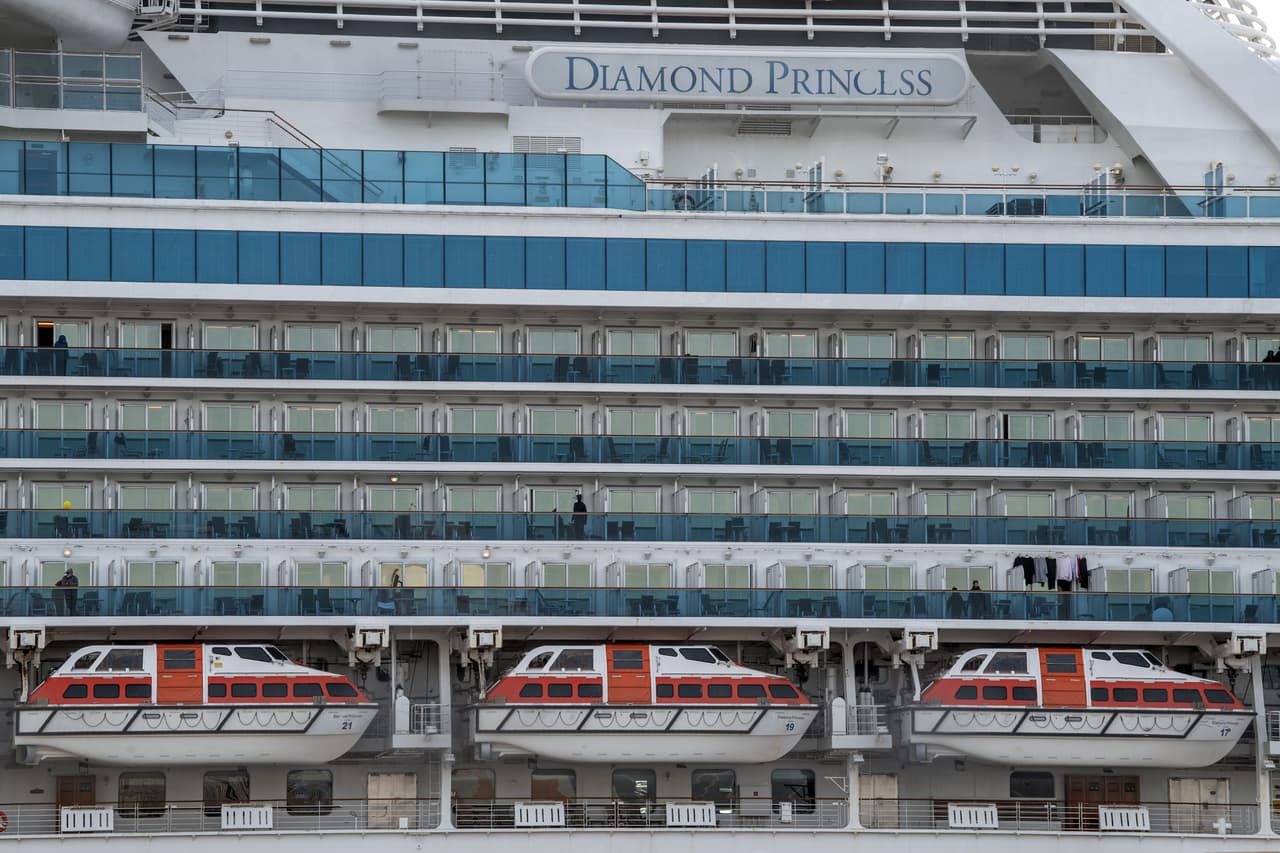 Al Diamond Princess, que ancló frente a las costas de Yokohama el lunes por la noche, se le permitió este jueves atracar en el muelle para aprovisionarse y desembarcar a los pasajeros enfermos.