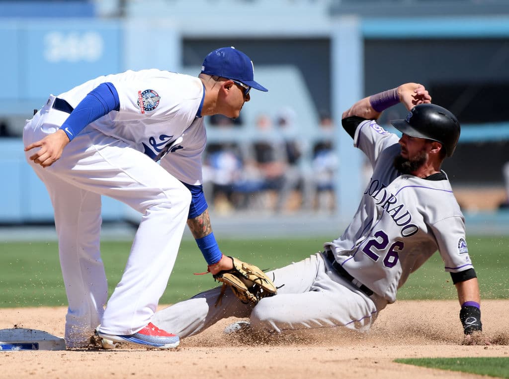 Los Rockies no despertaron sino hasta el noveno inning cuando Nolan Arenado y Trevor Story pegaron sendos jonrones solitarios ante Kenley Jansen. Dejaron seis corredores en las bases.