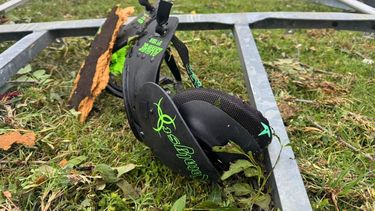 Gordon, ubicada a unas 67 millas al oeste de Fort Worth, se quedó sin electricidad. Varios postes de luz y cables cayeron por la fuerza de los vientos,
<b>lo que complicó aún más las labores de emergencia.</b>