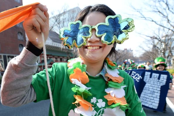 No olvides las tradicionales gafas en forma de trébol.