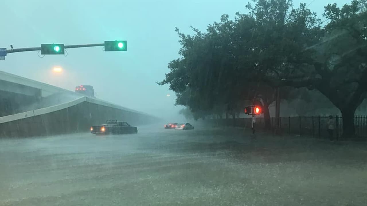 Autoridades rescatan a residentes de Kingswood