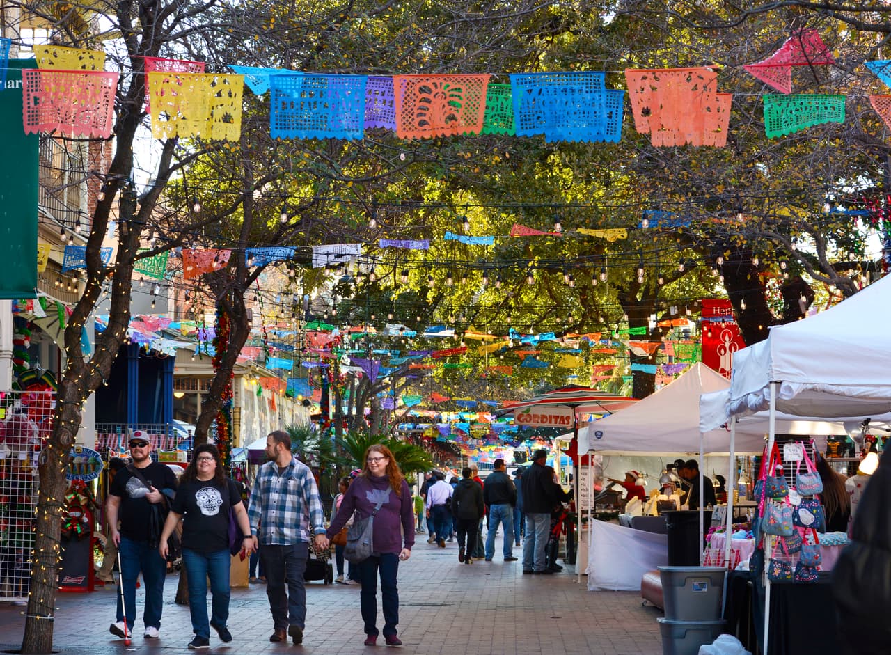 <b>San Antonio-New Braunfels (Texas): </b>1,259,000 Hispanos (55.7% de la población total). 89.6% son de origen mexicano, 2% de Puerto Rico y 1.2% de España.