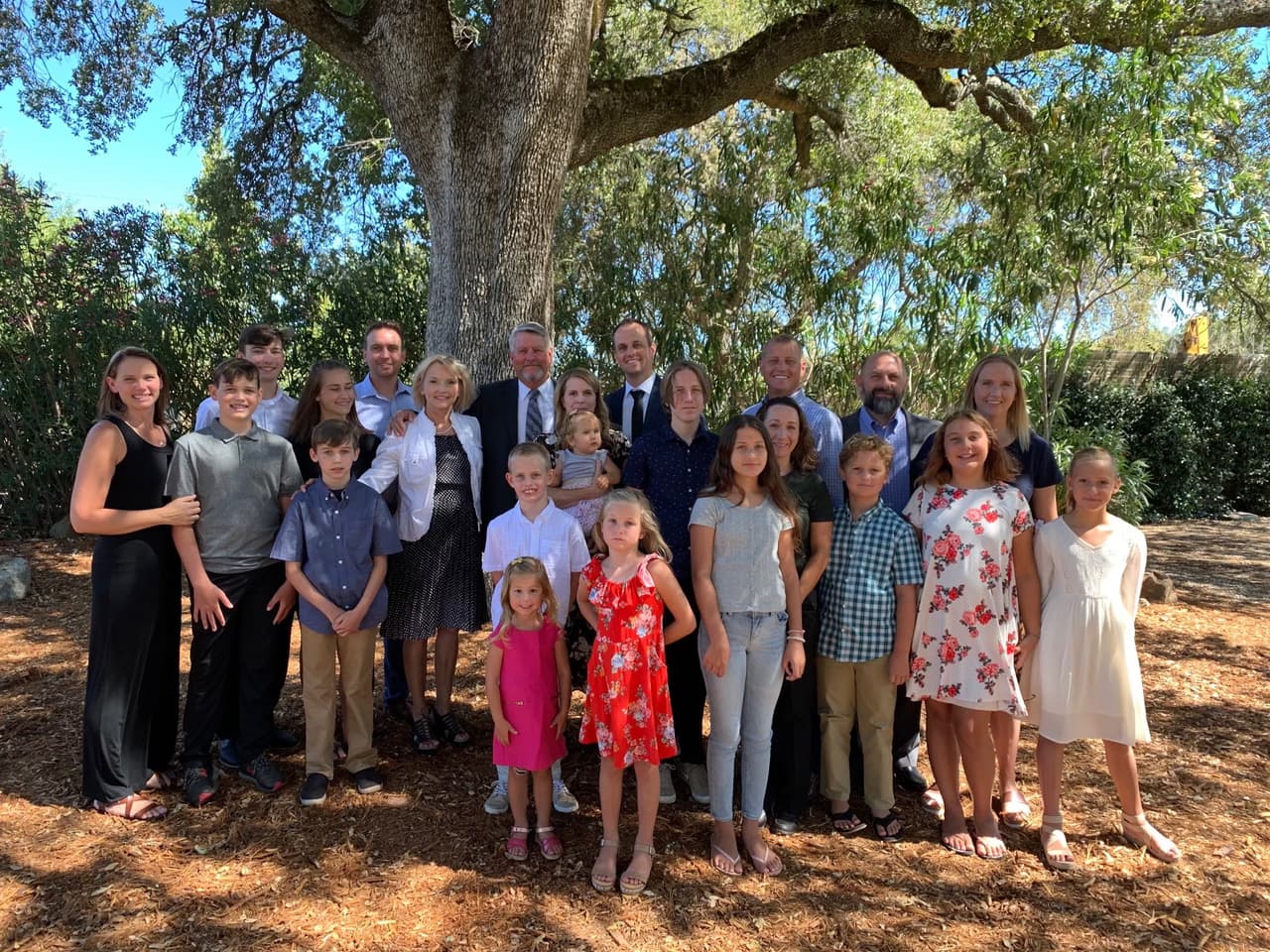 La familia extendida del oficial Lenehan.