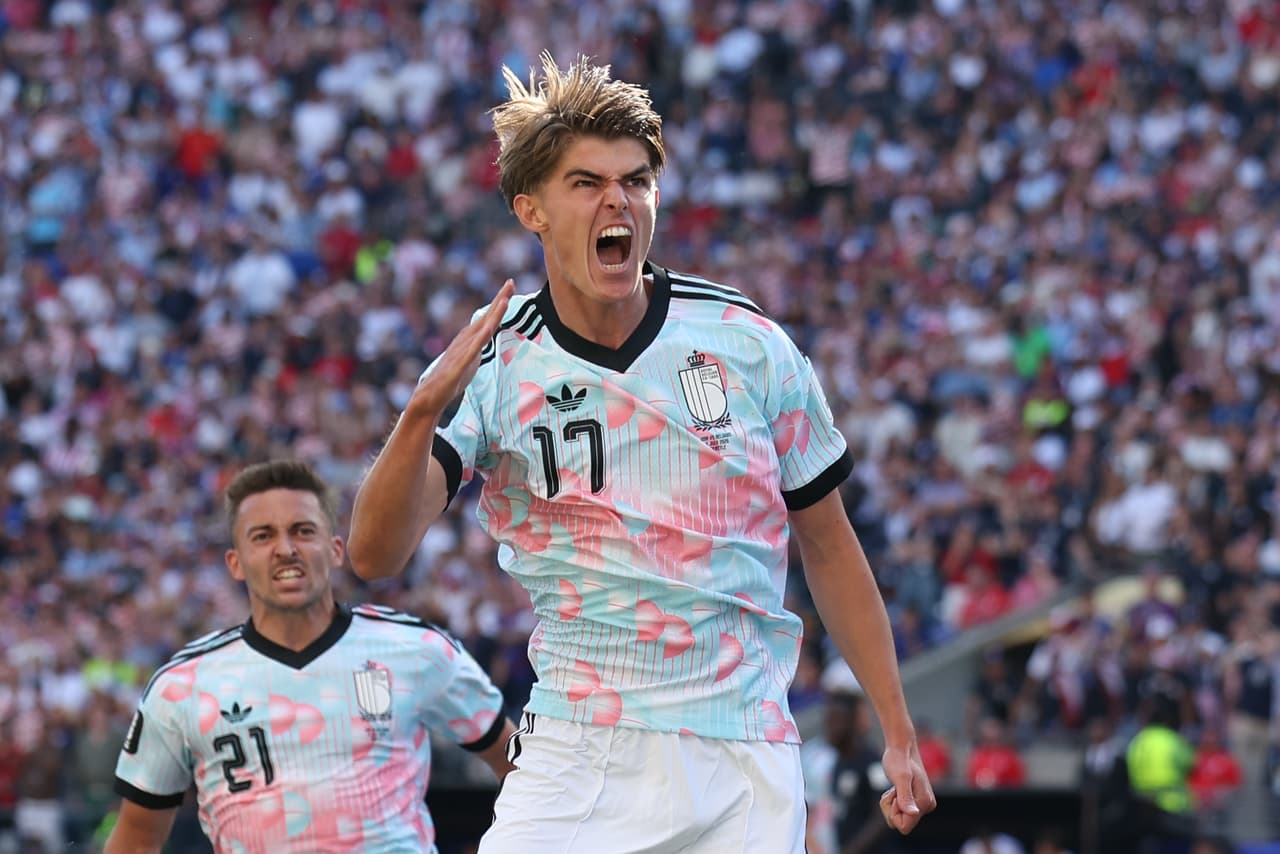 El belga Charles De Ketelaere (17) celebra tras marcar el primer gol de su equipo durante el partido de octavos de final de la Copa del Mundo entre Estados Unidos y Bélgica en Seattle, el lunes 6 de julio de 2026.