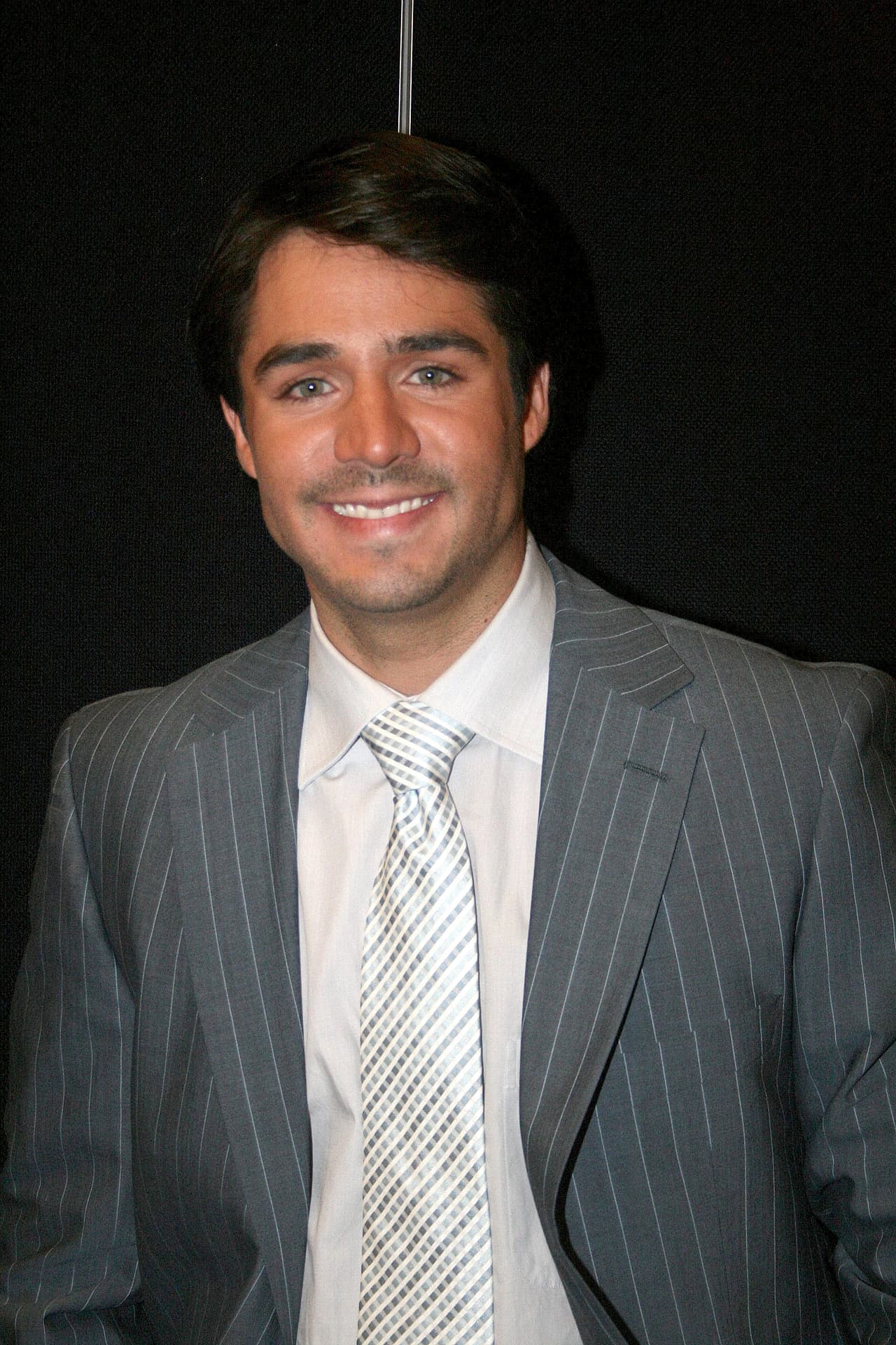 Inició su carrera en 2004 en el melodrama ‘Mujer de madera’, tras la buena aceptación del público tuvo varias participaciones en telenovelas como Código postal, Rebelde y Muchachitas como tú. 
<br>