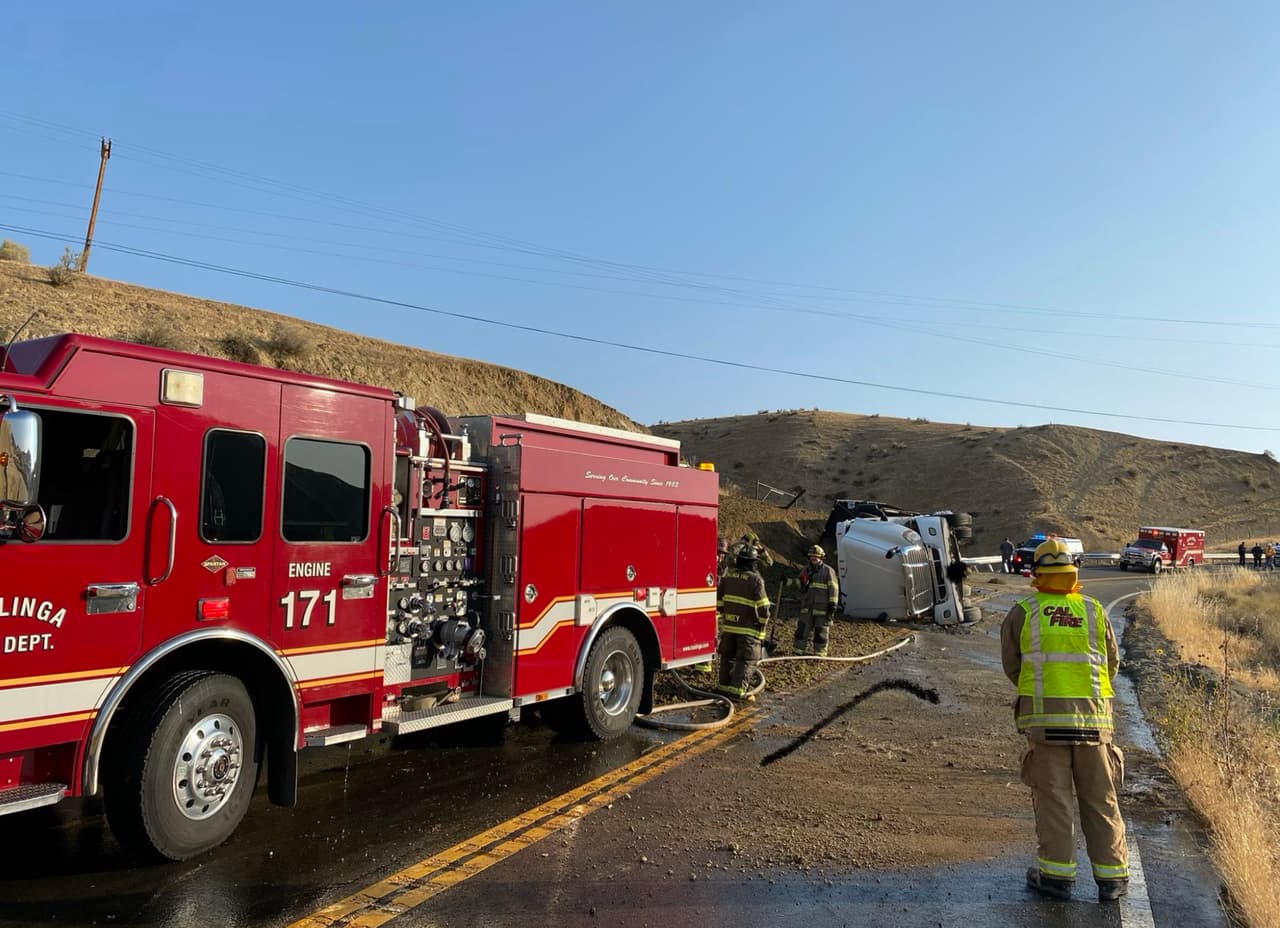 Cierran un tramo de la carretera 198 debido a volcamiento de camión que transportaba uvas
