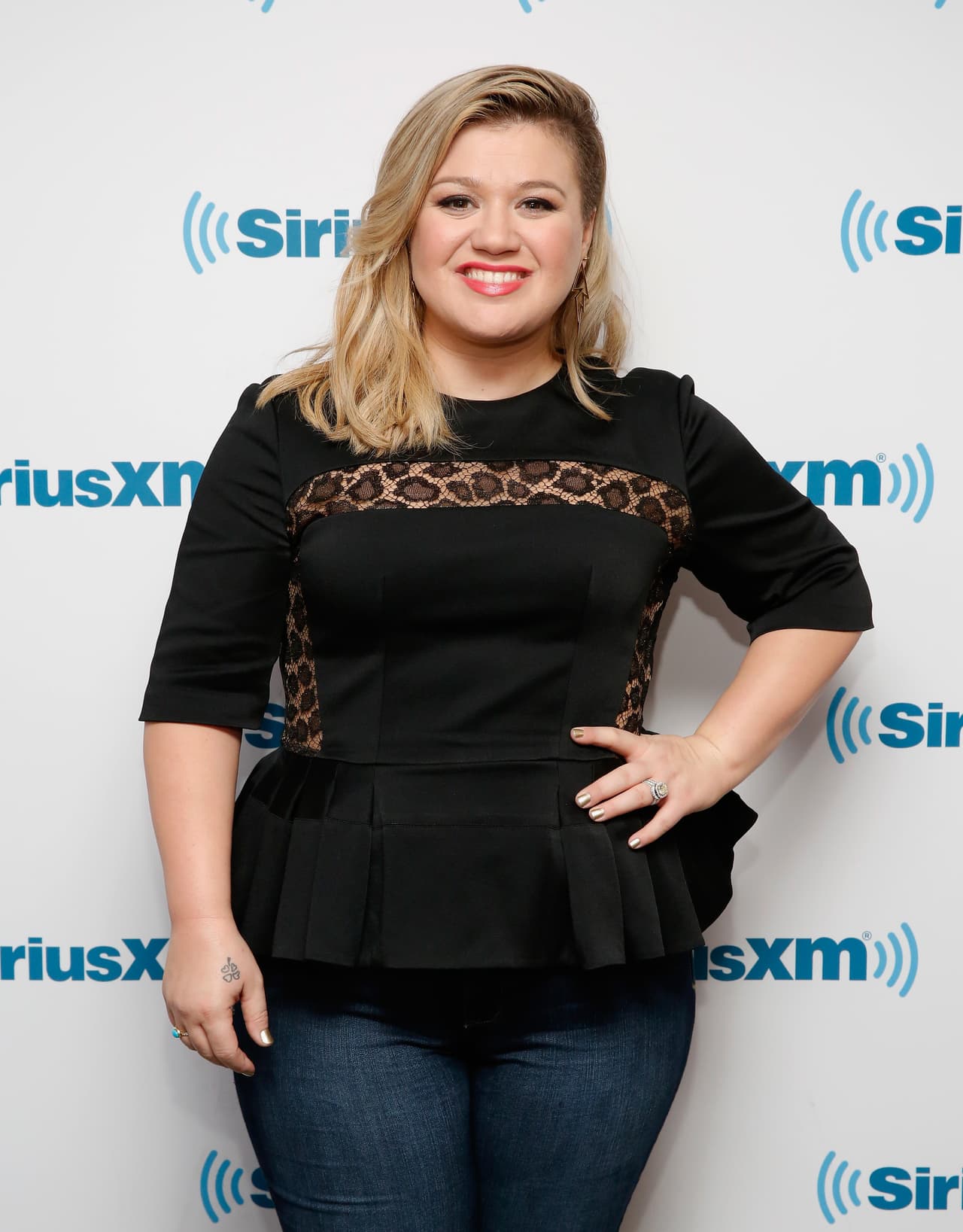Kelly Clarkson en negro luce bastente bien.