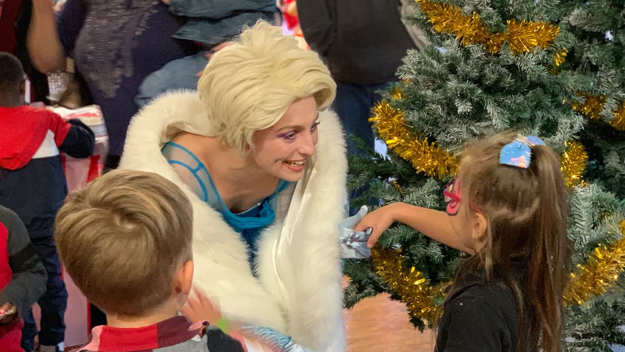 Los niños pasaron gratos momentos conviviendo con personajes de famosas películas infantiles.