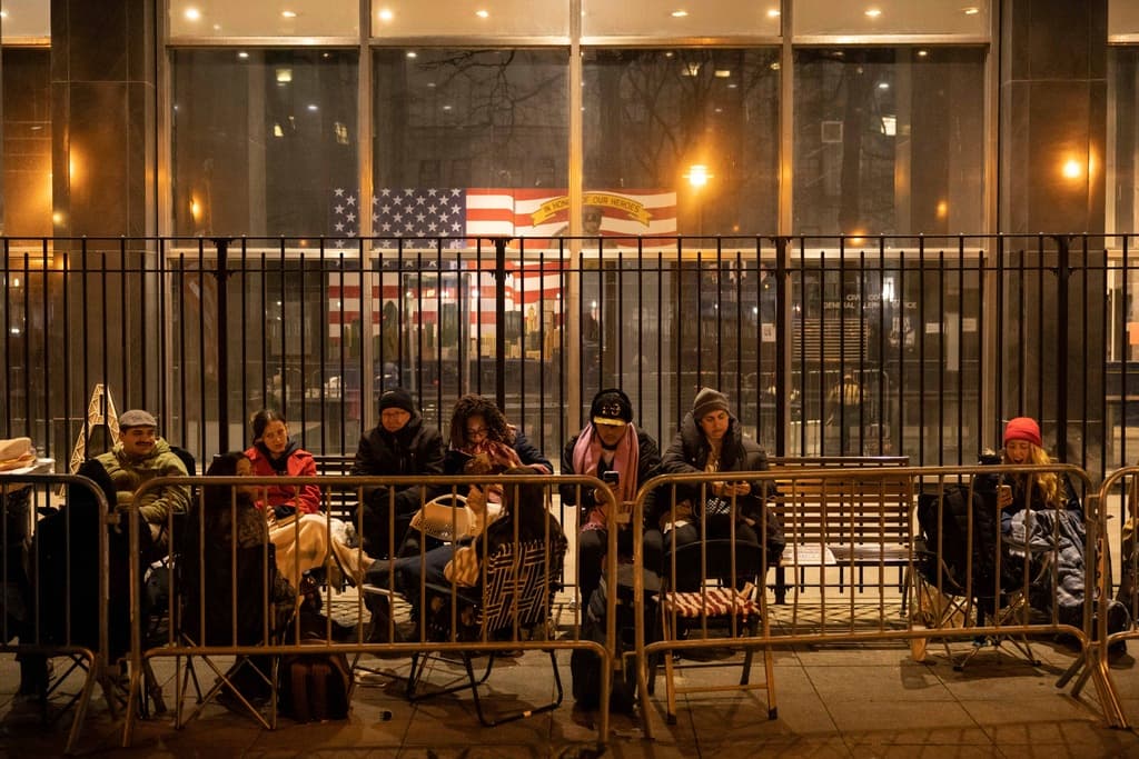 Este martes amanecieron varias personas apostadas ante la sede de la Corte Superior de Manhattan, donde Trump debe acudir para la lectura de los cargos en su contra. Tras el proceso, Trump fue puesto en libertad porque los cargos en su contra no requieren fijar una fianza.